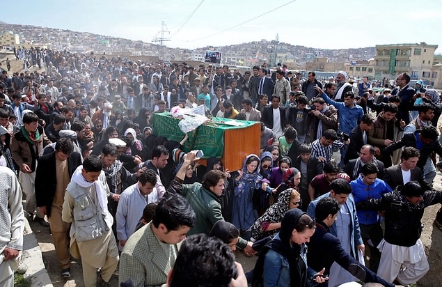 Kadına yönelik şiddet konusunda bir uyanış sağlasa da halen yaşaması için en zor ülkelerden biri olan Afganistan'da Ferhunde'nin cenazesini o cesur kadınlar taşıdı!