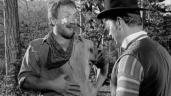 8. Куда в «Вожде краснокожих» планировал добежать герой Алексея Смирнова за 10 минут?