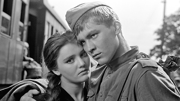 7. Какая актриса исполнила главную женскую роль в фильме "Баллада о солдате"?