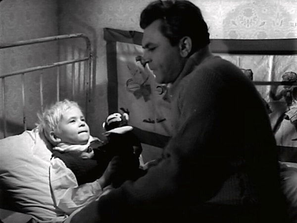 6. В финале какого фильма звучат слова «Мы едем в Холмогоры, какое счастье»?