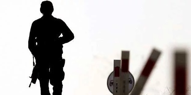 Akşam saatlerinde Hakkari'de yaşanan çatışmada iki asker şehit düştü.