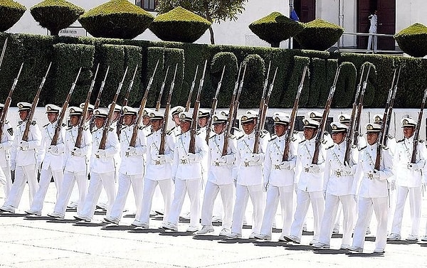 7. В Боливии более 5тысяч сотрудников военно-морского флота, хотя страна не имеет выхода к морю.