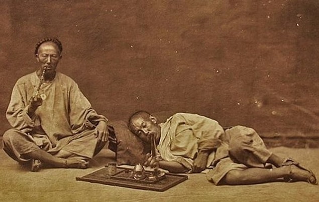 1839 - Çin'in "Humen" limanında İngiliz tacirlerden ele geçirilen 1.2 milyon kg afyon Çinli yetkililerce imha edilince, Birleşik Krallık bunu bir savaş nedeni saydı ve böylelikle "Birinci Afyon Savaşı" başlamış oldu.