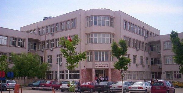1986 - İzmir 9 Eylül Üniversitesi'nde bir kız öğrenci, Ramazan günü okula askılı elbiseyle geldiği gerekçesi ile, polis tarafından dövüldü.