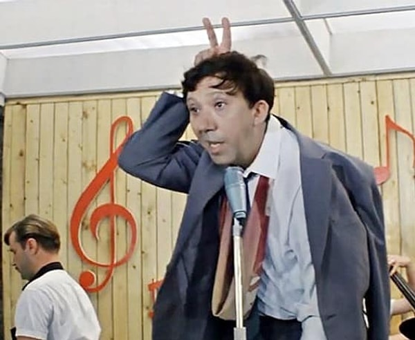 5. Что делали зайцы в темно-синем лесу в песне, которую пел Семен Семенович Горбунков в фильме "Бриллиантовая рука"?