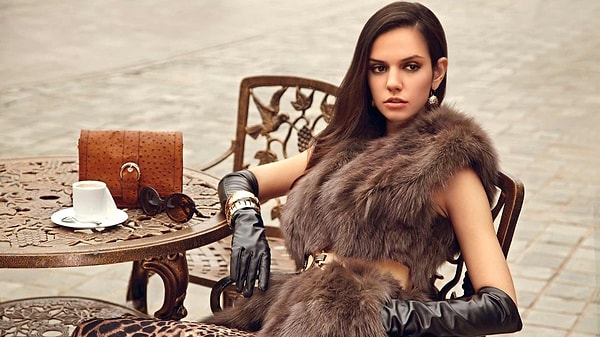 Вы выбрали светло-голубую сумочку под №4.