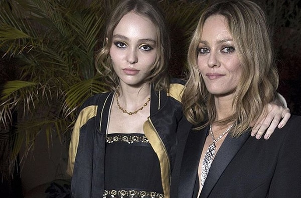 12. Кажется, что Ванесса Паради старше Лили-Роуз Депп всего на год-два?