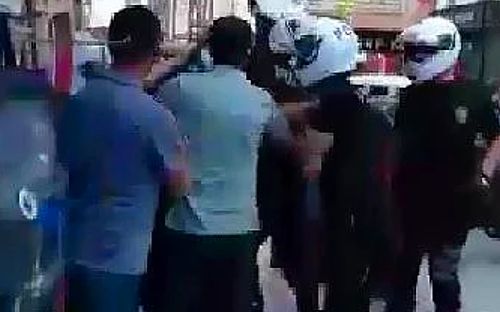 Çorum'da Sigara İçen Bayana Darp: Gözaltına Alınırken 'Polise Bıçak Çekti' Savı