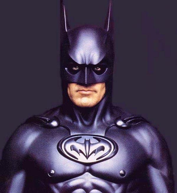 9. George Clooney Batman kostümündeki meme detayından utanıyordu. 😅