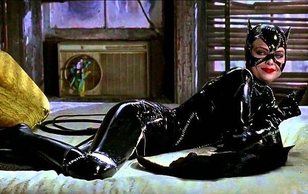 11. Michelle Pfeiffer Catwoman maskesi yüzünden neredeyse boğuluyordu.