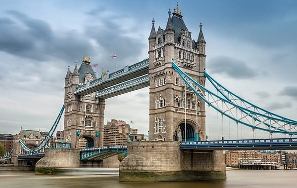 6. Полное открытие лондонского Тауэрского моста весом в 2000 тонн занимает 61 секунду!