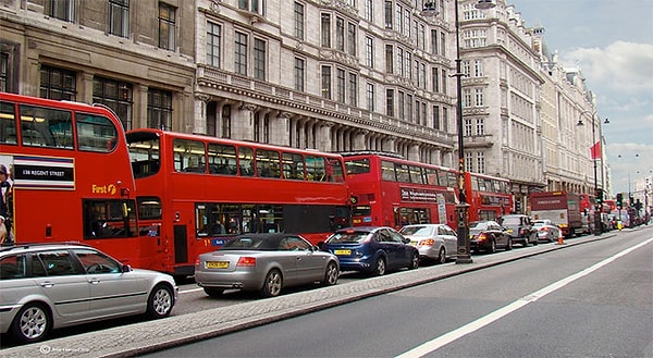 4. В Великобритании ездят по левой стороне, но в Лондоне есть дорогa по которой ездят справа.