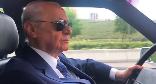 'Aziz İstanbul' Kesimi Eşliğinde Ankara'da Sokaklarında: Devlet Bahçeli, Klasik Arabası ile Başşehri Turladı