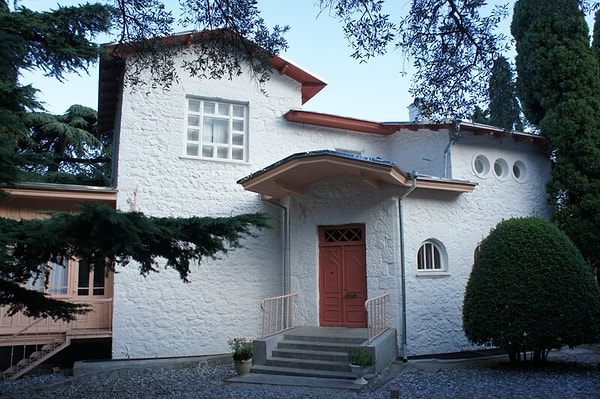 13. Какое название носит усадьба Чехова в Ялте?