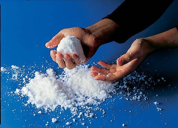 5. А где в Новый год падает бумажный снег из разрезанных газет?