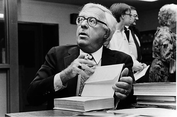 12. Из каких растений сделано вино, которое фигурирует в названии романа Рэя Брэдбери?