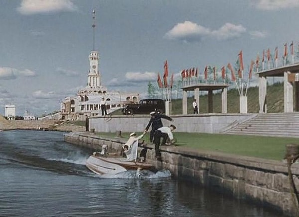 8. В каком фильме действие происходит на речном вокзале?