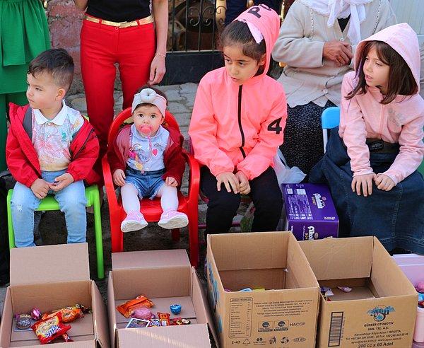 Kutularını şekerle dolduran çocuklar, sevinçli bir şekilde evlerinin yolunu tuttu.
