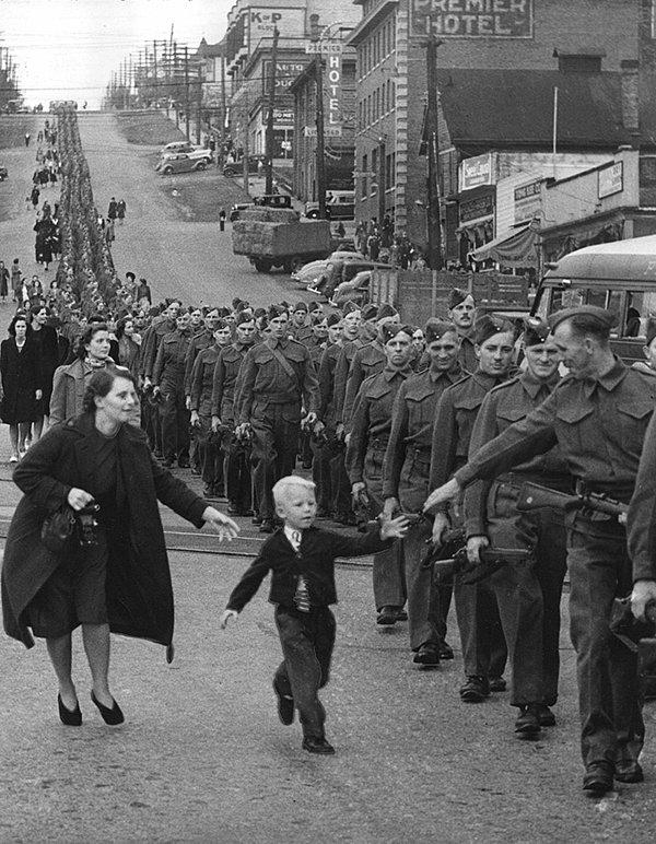 4. Vancouver'daki askerler İkinci Dünya Savaşı için yola çıkarken bir çocuğun babasına vedası bu kareye yansımış.