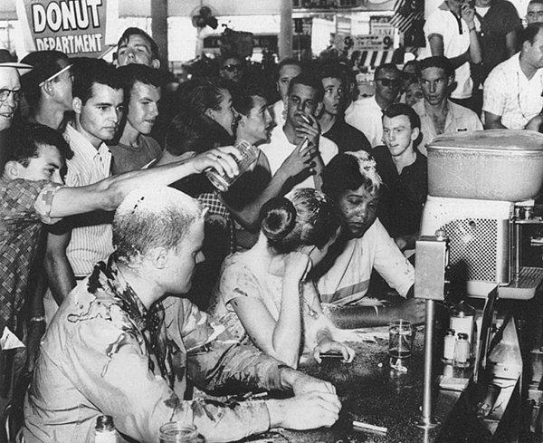 5. 1963'te ABD'de bir barda oturan profesör ve iki Afro-Amerikalı öğrencisi, diğer müşterilerin açıkça tacizine uğrarken bu utanç verici fotoğraf ortaya çıkmış.