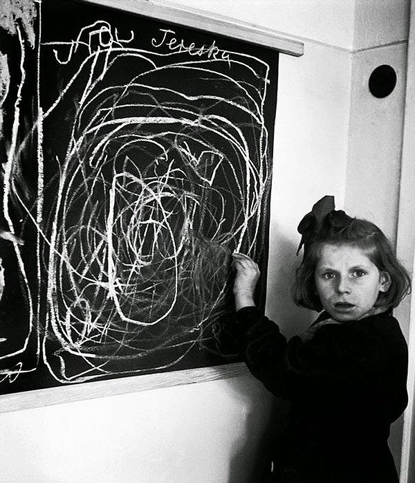 6. 1948 yılında Varşova'da bulunan bir çocuk akıl hastanesinde çekilen fotoğraf, Terezka adlı bu kızın dramını ortaya koyuyor.