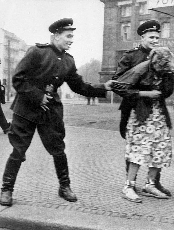 15. İki Sovyet askeri  Leipzig Hauptbahnhof tren istasyonu yakınlarında Alman bir kadını açıkça taciz ediyor.
