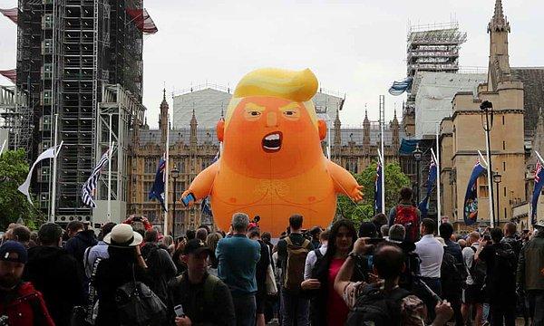 Parlamento Meydanı'na varan protestocular, Trump balonunu uçurdu.