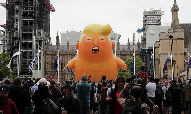 Parlamento Meydanı'na varan protestocular, Trump balonunu uçurdu.