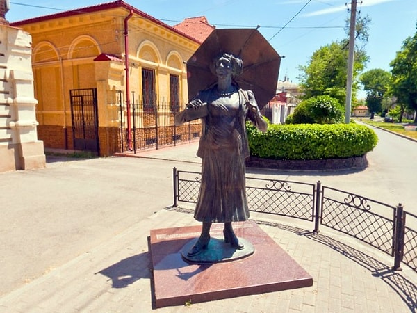 7. В каком российском городе установлен памятник Фаине Раневской?