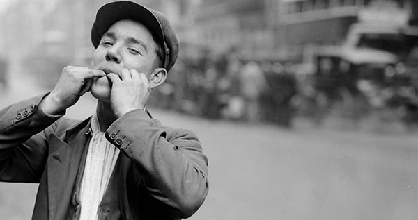 9. При помощи чего общаются люди в некоторых районах Центральной Америки, Турции и на Канарских островах?