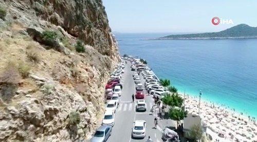 Dünyaca Ünlü Kaputaş Plajı'nda İzdiham: 3 Kilometrelik Araç Kuyruğu Oluştu