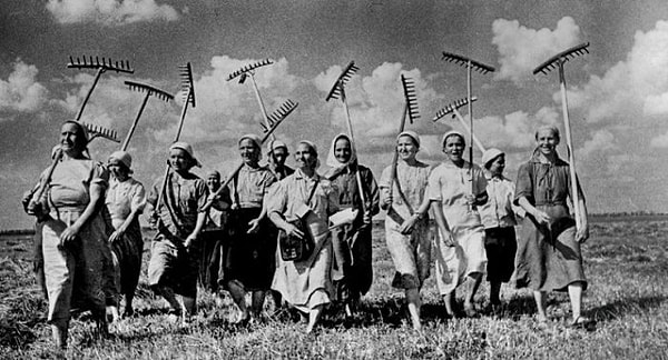 6. Правда ли то, что советским крестьянам с 1935 по 1974 годы нельзя было покидать свою деревню более чем на 30 дней? Если в этом была необходимость, они должны были брать справку в сельсовете.