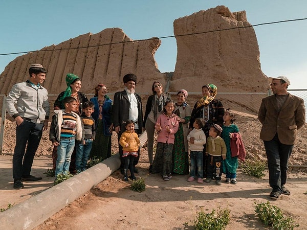 7. Рассказывая о своем стиле путешествий, Лекси утверждает, что любит отклоняться от типичных маршрутов и предпочитает посещать не только столицы.