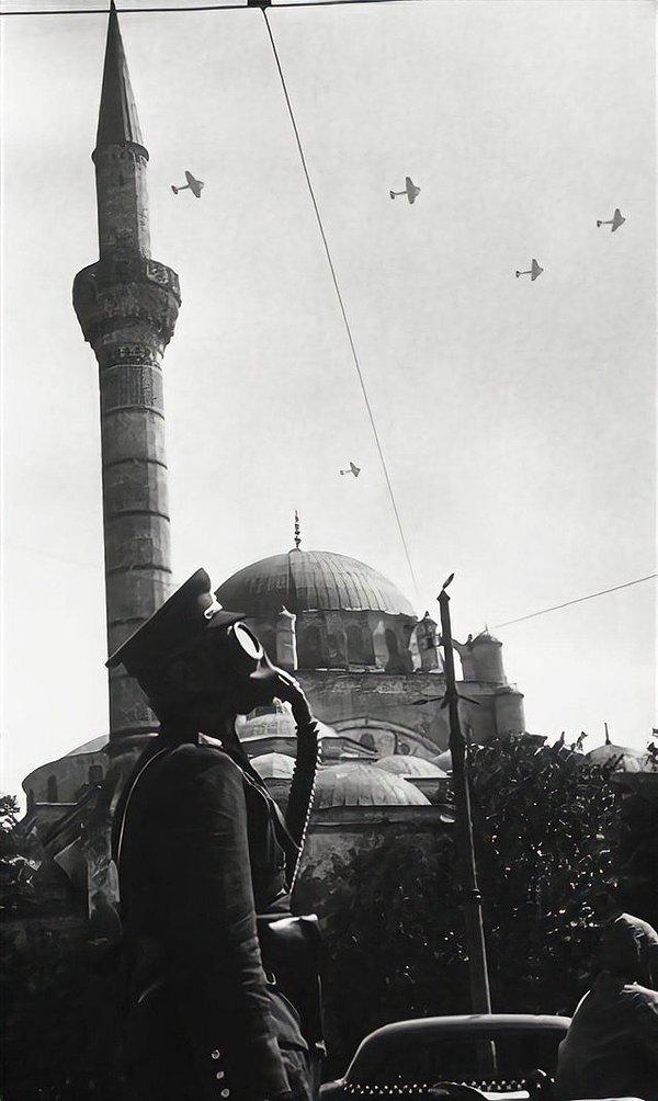 15. II. Dünya Savaşı sırasında kimyasal silahlara karşı yapılan tatbikattan bir kare, İstanbul, 1939.
