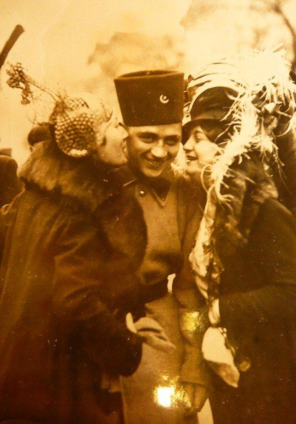 16. Türk askerine sarılan eşi ve kız kardeşi, Ankara, 1935.