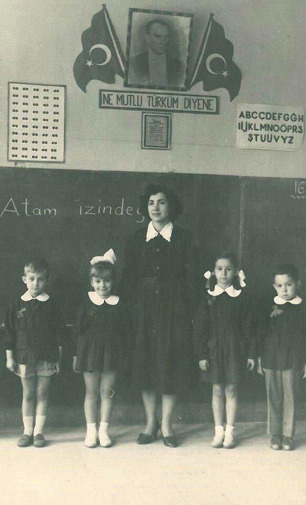 18. Öğrenciler öğretmenleri ile poz verirken, Konya, 1940.