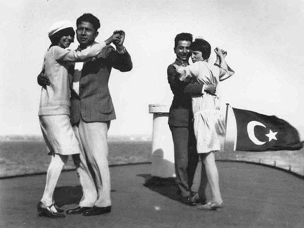 19. Vapur üzerinde dans eden çiftler, İstanbul, 1930.