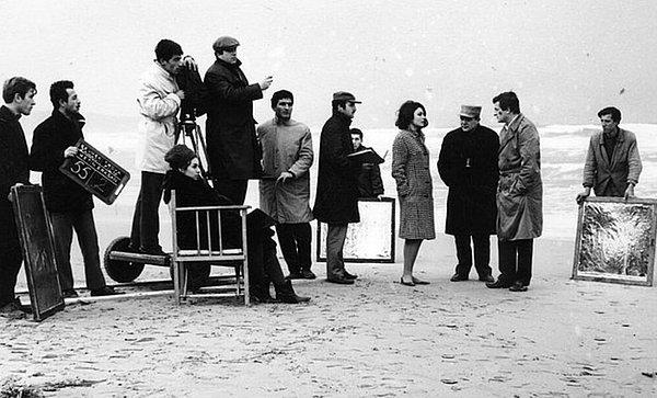 25. Müşfik Kenter ile Sema Özcan "Sevmek Zamanı" filmi setinde Metin Erksan ve set ekibiyle birlikte, Büyükada, 1965.