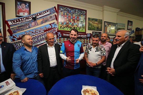 Kendisine sosyal medyadan ulaşan ve derneklerine çağıran Trabzonlu Gençler Taraftar Grubuna giden Hazine ve Maliye Bakanı Berat Albayrak’a burada yeni sezon Trabzonspor forması hediye edildi.