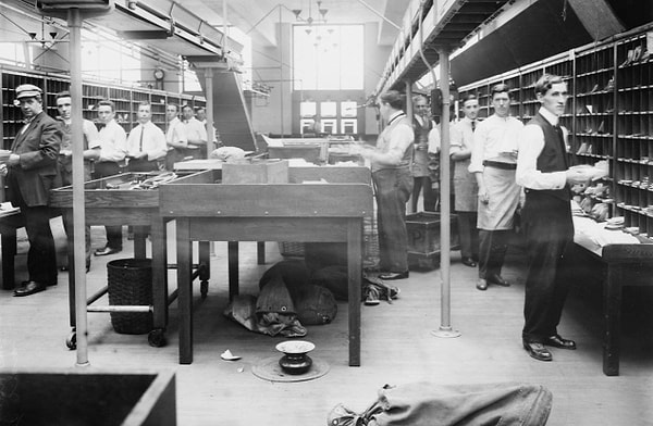 12. В начале ХХ века в США можно было пересылать детей по почте в 10 раз дешевле билета на поезд.