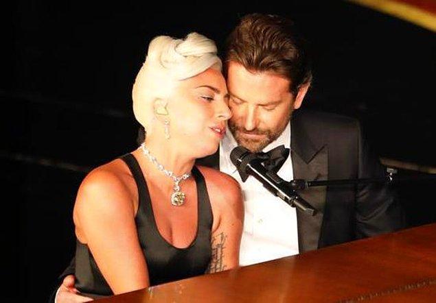 Cooper'ın Oscar töreninde Lady Gaga ile yaptığı düet çok konuşulmuş hatta ikiliyle ilgili aşk iddialarının ardı arkası kesilmemişti.
