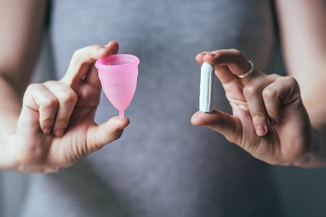 Regl döneminden rahatsızlık duyanlar için tampon ve menstrüel kap gibi çözümler var.