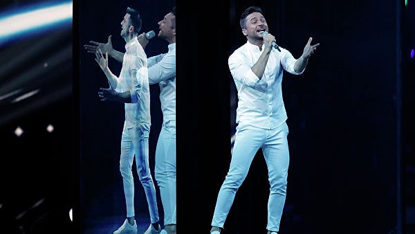 8. Затем певцу была вручена специальная награда от МУЗ-ТВ "За вклад в продвижение российской музыкальной культуры на международной сцене".