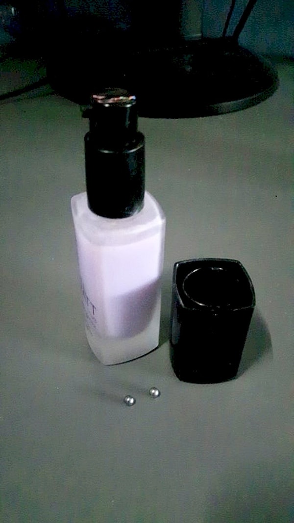 3. Помойте тюбик от тонального крема с дозатором и наполните его мылом. Носите с собой в сумочке на случай, если в общественном туалете не будет мыла.