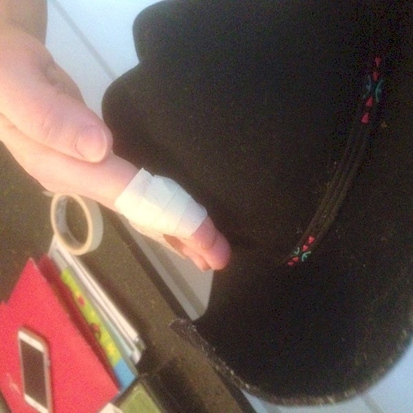 8. Обмотайте вокруг пальцев бумажный скотч и используйте его вместо ролика для чистки одежды.