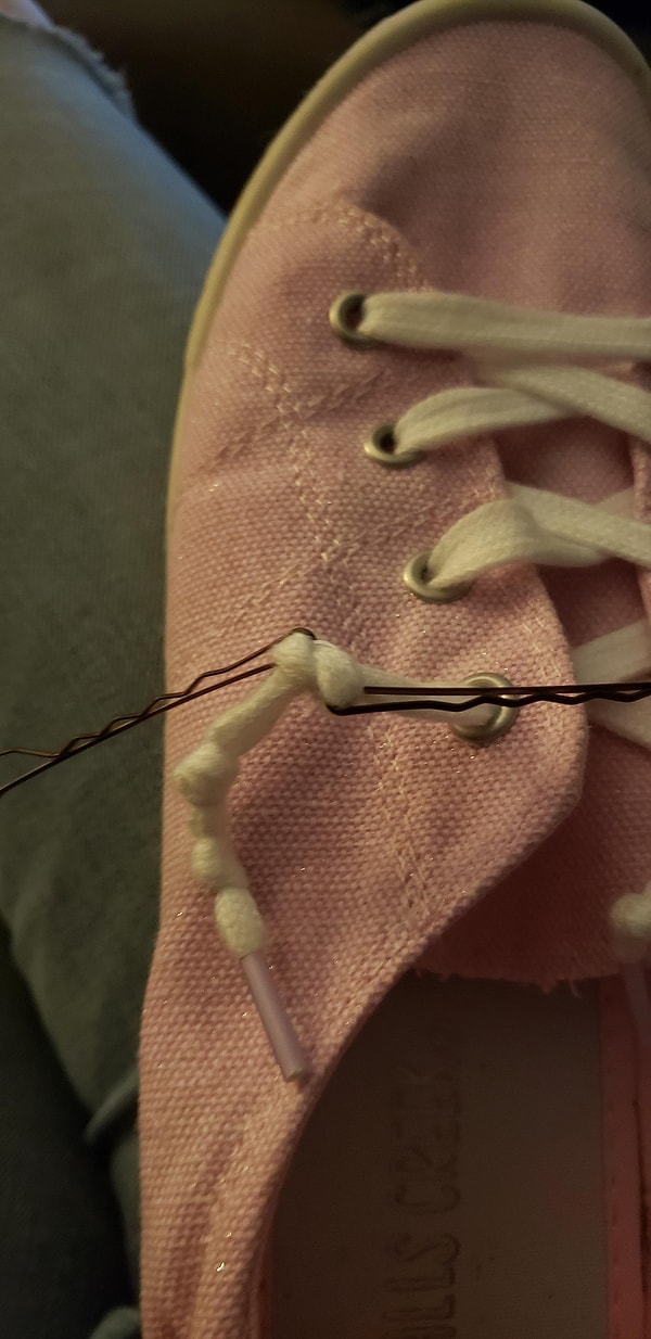 19. Чтобы легко распутать шнурки, можно использовать невидимки.