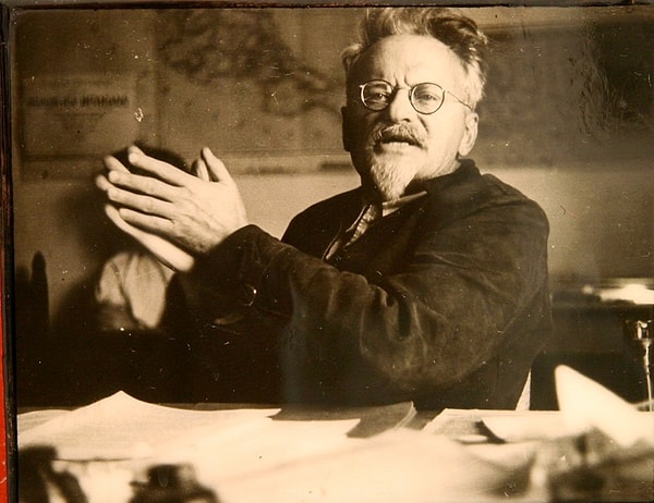 4. Одним из претендентов на руководящую должность был Лев Троцкий благодаря своему уму, красноречию и вкладу в победу коммунистов в Гражданской войне. И все же многие его побаивались. Какова была главная причина страхов?