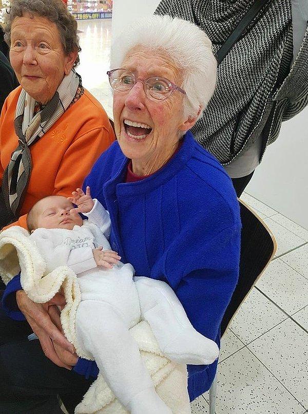 “Büyükannem torununun kızıyla ilk defa sürpriz bir ziyaretle tanıştı!”