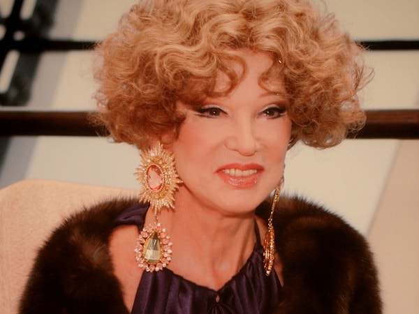 10. А где Людмила Гурченко сыграла незнакомку?