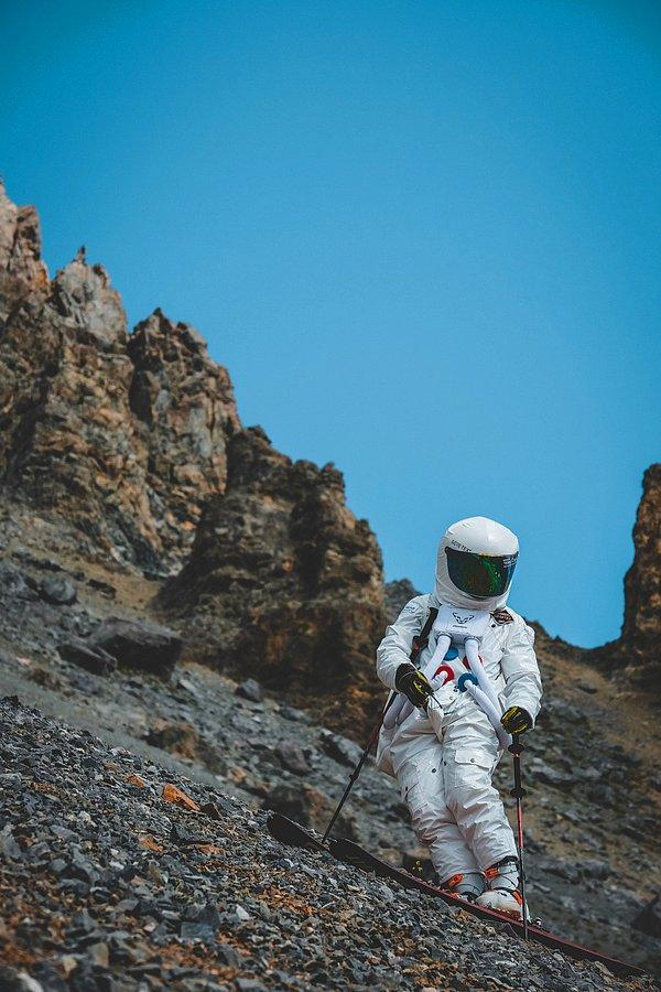 Fabien Maierhofer'ın çektiği bu harika fotoğrafta kayalıklı dağdan kayarak inen bir astronot görüyoruz.